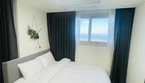 Deluxe Double Room with Side Sea View