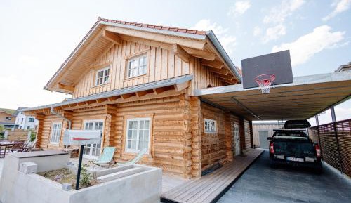 Four-Bedroom Apartment with Balcony 