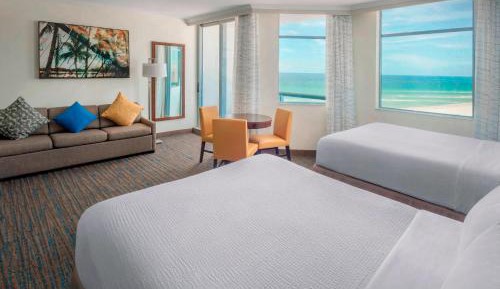 Studio with Two Queen Beds and Balcony - Partial Ocean View 