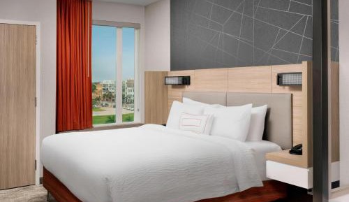 Suite King Bed with Trundle Bed