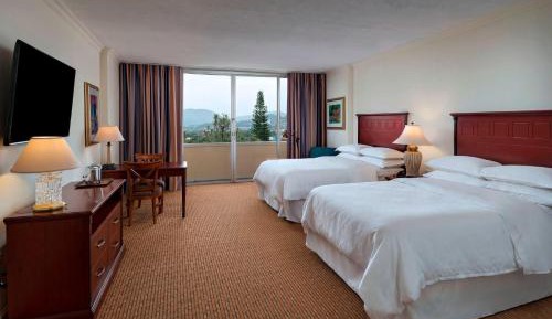 Deluxe Room Double, Larger Guest room, 2 Queen, Balcony