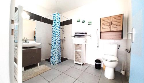 Three-Bedroom House (6-8 Adults)