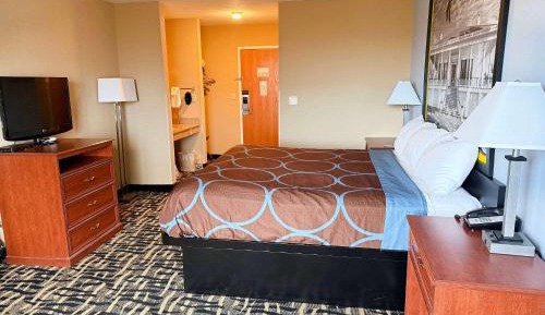 Queen Room with Roll In Shower - Mobility/Hearing Accessible - Non-Smoking