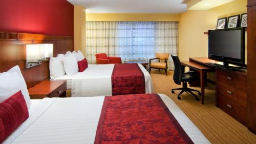 Queen Suite with Tub - Mobility and Hearing Accessible