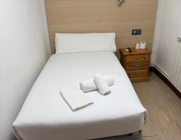 Single Room with shared bathroom and window to the hallway