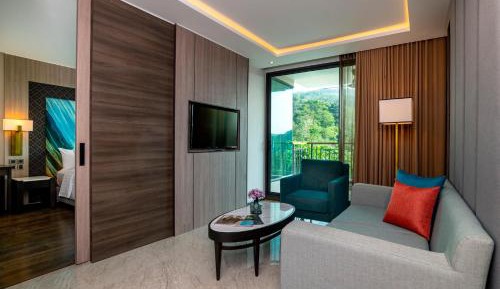 Suite with Mountain View
