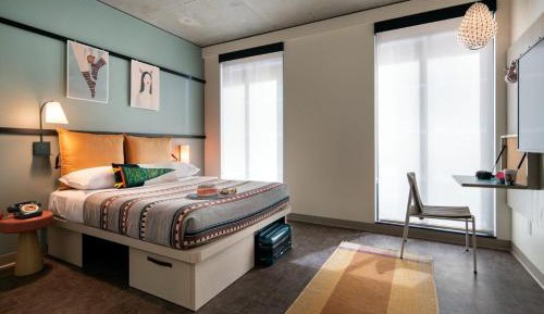 Corner Queen Room with Adapted Tub - Mobility Accessible