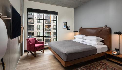 King Room with Roll-In Shower and City View - Mobility Accessible