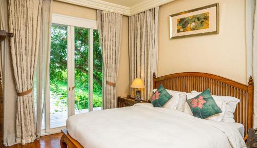 Villa with Garden View