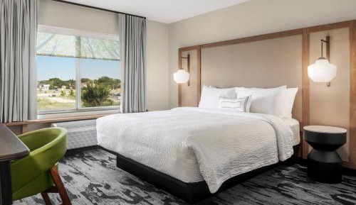 Guest room, 1 King, City view