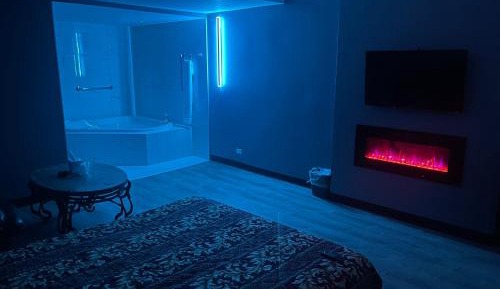 Queen Suite with Spa Bath