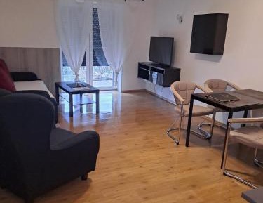 One Bedroom Apartment with Balcony - Left 