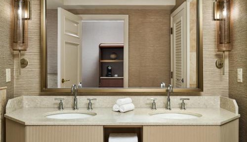 Queen Room with City View and Tub - Mobility/Hearing Accessible