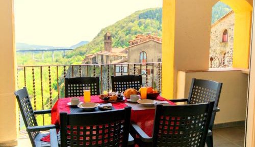Two-Bedroom Apartment with Mountain View