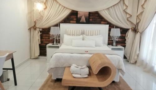 Deluxe Double Room (2 Adults + 1 Child)