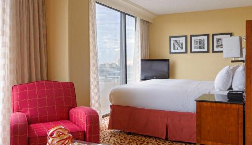 King Room with Adapted Tub - Mobility and Hearing Accessible