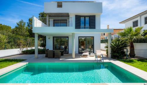 Villa with Garden View