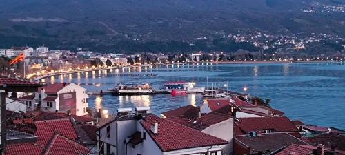 Apartment with Lake View