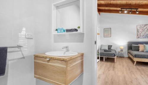Deluxe King Studio with Shared Kitchen