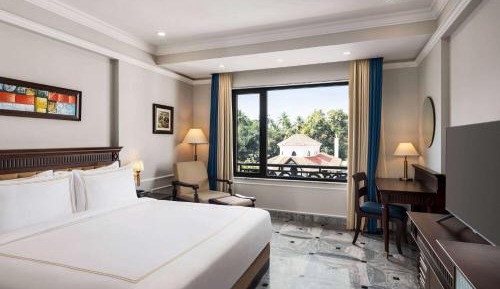 Accessible Deluxe Room with Pool View