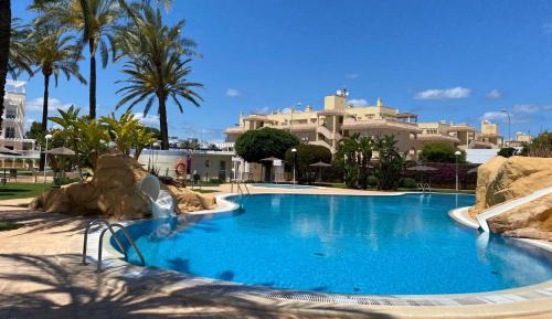 Apartment with Pool View 
