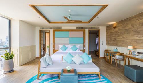 Fusion Deluxe King Suite with Partial Sea View