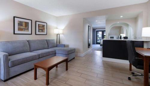 One-Bedroom King Suite with Pool View - Non-Smoking