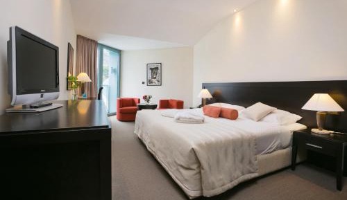 Suite with Balcony and Side Sea View