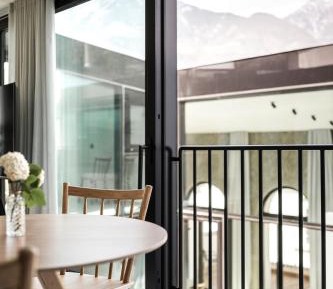 Apartment with Mountain View