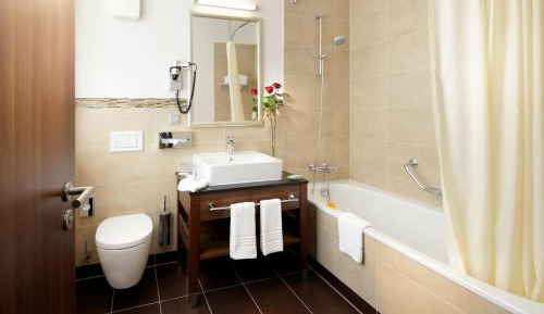 Suite, Lloyd Building