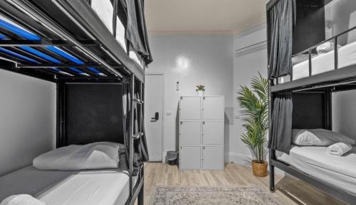 Mixed POD - 6 Person Bedroom (Shared Bathroom)