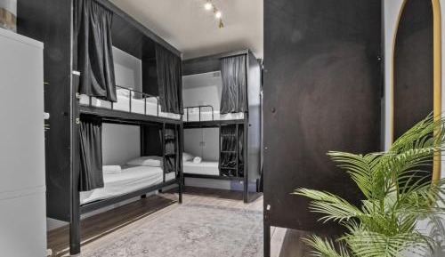 Mixed POD - 8 Person Bedroom (Private Bathroom)