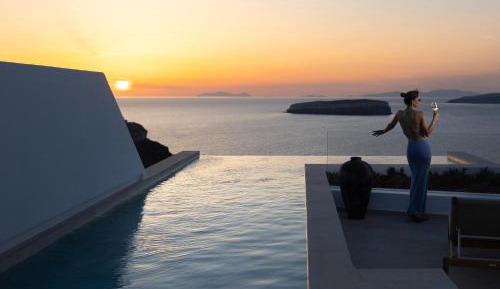 Prestige Suite with Private Infinity Pool & Heated Outdoor Jetted Tub - Caldera View