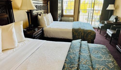Queen Room with Two Queen Beds and Lake View