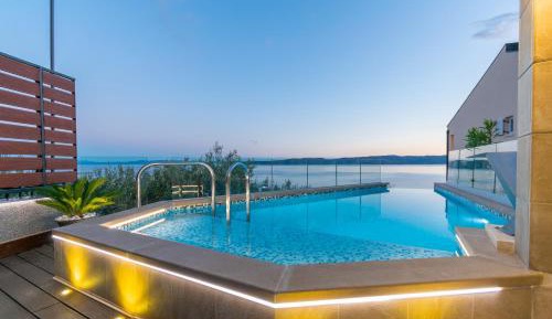 One-Bedroom Apartment with Sea View