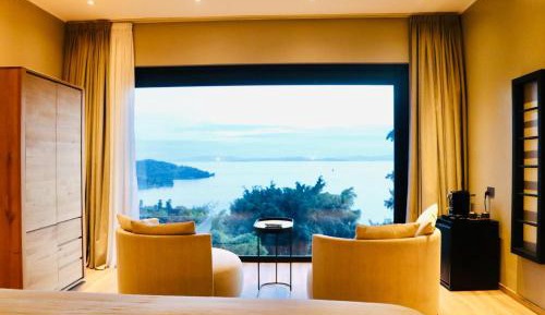 Suite with Lake View