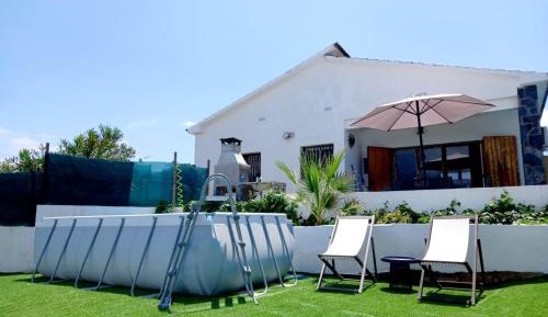 Two-Bedroom House with swimming -pool 