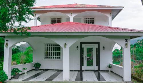 Four-Bedroom Apartment with Balcony 