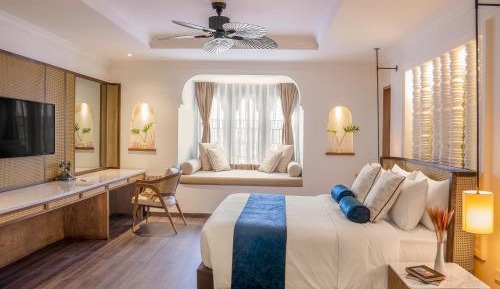 Duplex Prestige Suite with Private Pool - A bottle of wine and High Tea