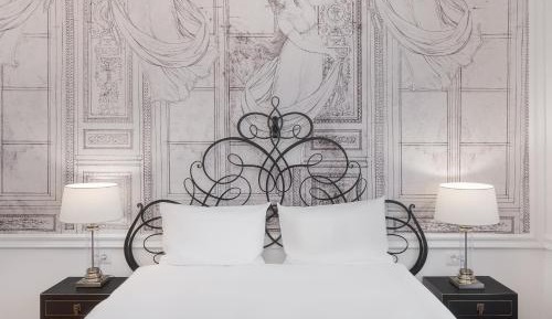 Deluxe One-Bedroom Apartment