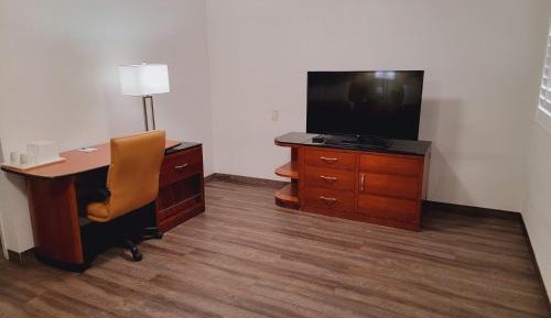 Queen Room with One Queen Bed and Roll-In Shower - Mobility Accessible - Non-Smoking