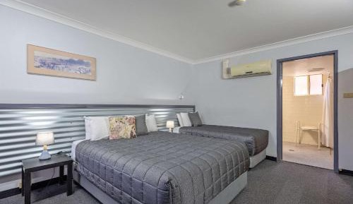 One Room Suite with Roll-In Shower - Disability Access/Non Smoking/Ground floor