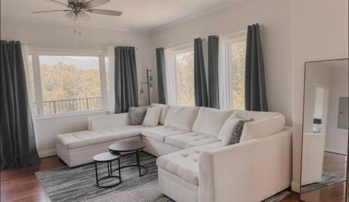 Apartment with Mountain View
