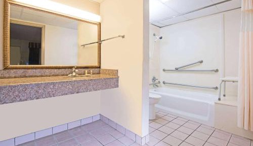 Queen Room with Bath Tub - Mobility Accessible/Non-Smoking