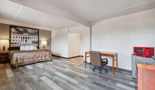 Efficiency King Room with Sofa Bed and Kitchenette - Smoking