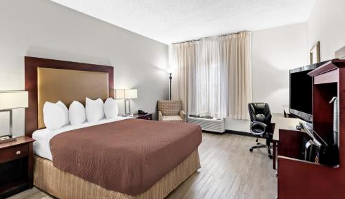 Queen Room with Roll-In Shower - Disability Access
