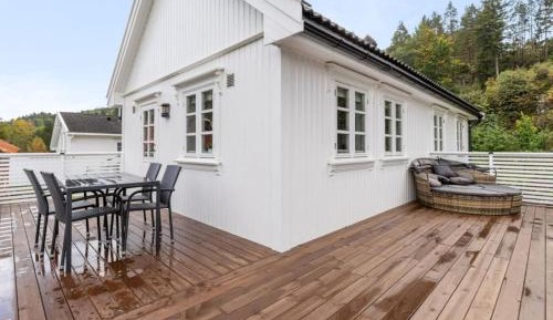 Three-Bedroom Holiday Home 