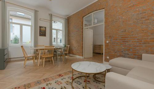 Deluxe One-Bedroom Apartment