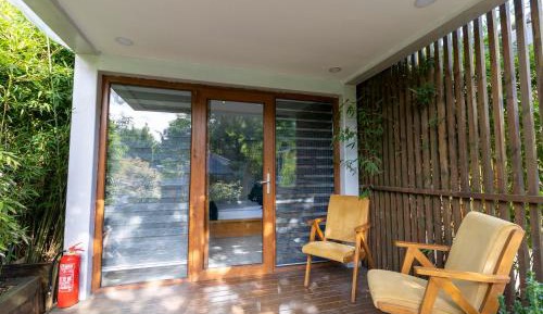 Trendy Room with King Size Bed, Garden View