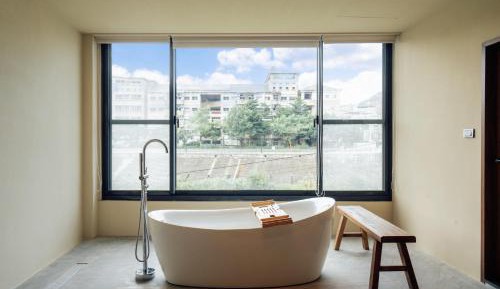 Deluxe Double Room with River View (with bathtub)
